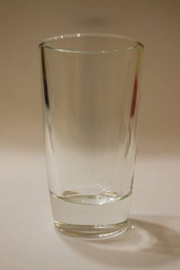 Votka için shot bardakları. Beyaz arkaplanda izole.