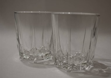 Votka için shot bardakları. Beyaz arkaplanda izole.