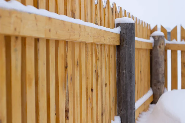 篱笆上的冬季风景。 弧形围栏透视. Wooden村大楼 — 图库照片