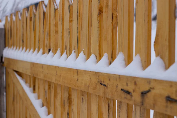 Міська служба прибирання снігу взимку лопатою після снігопаду. сонячне світло — стокове фото
