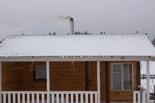 Holzbad im Winter in Sibirien. Bad mit Veranda — Stockfoto