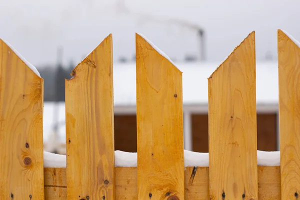 Servicio de limpieza de la ciudad nieve invierno con pala después de patio tormenta de nieve. luz solar —  Fotos de Stock