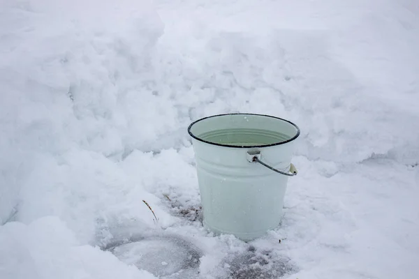 Vödör víz a hidegben a fehér hóban. — Stock Fotó