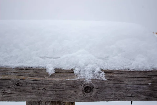 Houten balk onder de sneeuw. Winter met sneeuw. — Stockfoto