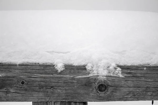 Trave di legno sotto la neve. Inverno con neve . — Foto Stock