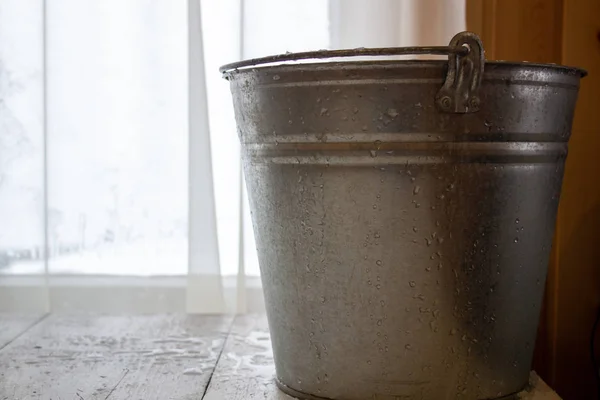 Kbelík s vodou na stole v chladu. Detailní záběr kbelíku s ledem na pozadí. — Stock fotografie
