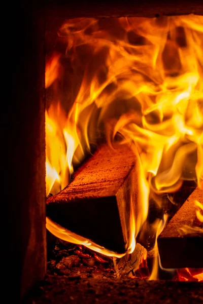 Queima de madeira em forno em uma casa durante o inverno . — Fotografia de Stock