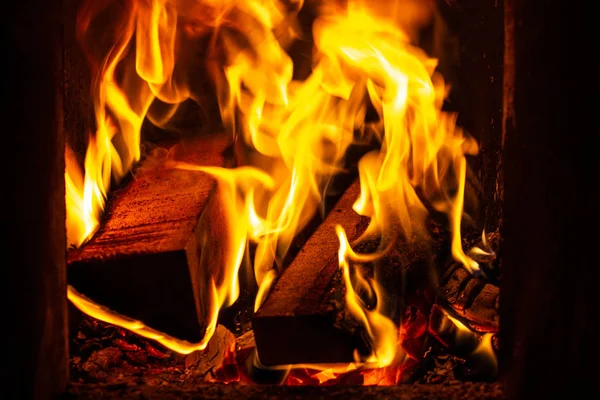 Queima de madeira em forno em uma casa durante o inverno . — Fotografia de Stock