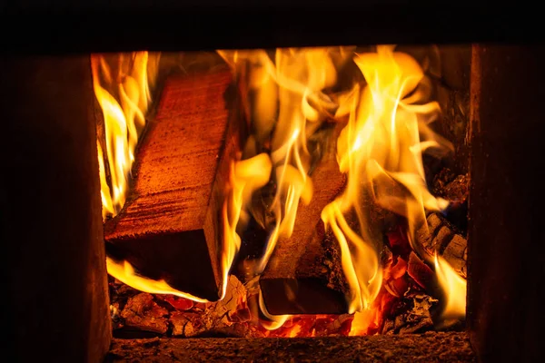 Queima de madeira em forno em uma casa durante o inverno . — Fotografia de Stock
