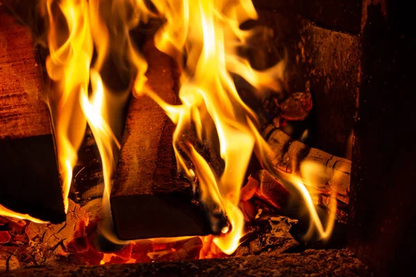 Queima de madeira em forno em uma casa durante o inverno . — Fotografia de Stock