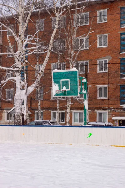 Basketbalring in de winter op ijs. IJsbaan — Stockfoto