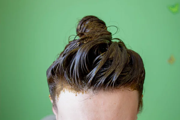 Процес фарбування волосся курячим екологічним продуктом — стокове фото