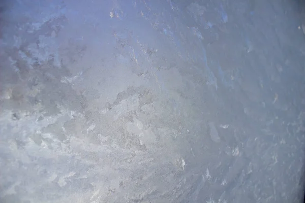 Vidrio cubierto de hielo durante las heladas severas en invierno —  Fotos de Stock