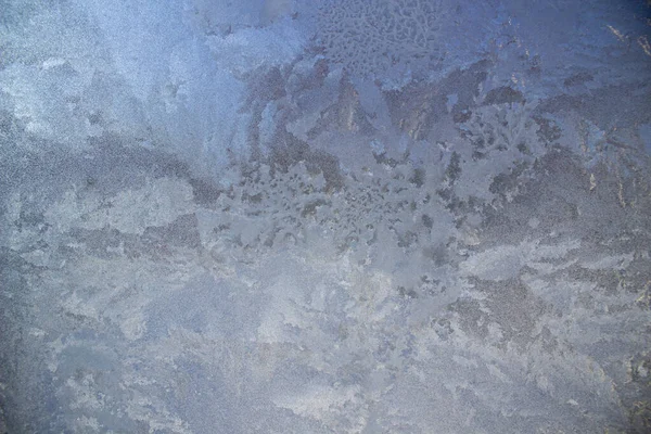 Vidro coberto com gelo durante as geadas severas no inverno — Fotografia de Stock