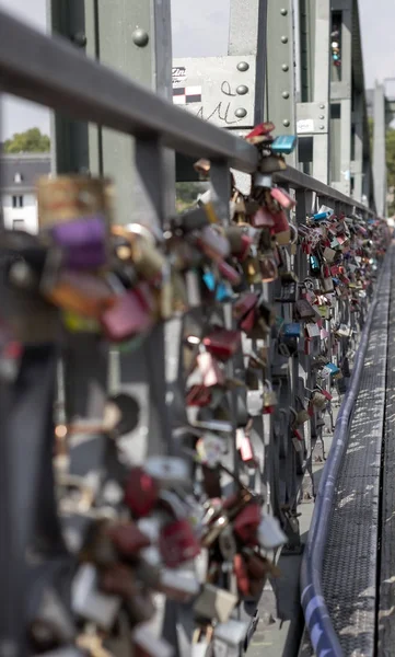 Visací zámky na mostě ve Frankfurtu nad Mohanem, Německo. — Stock fotografie