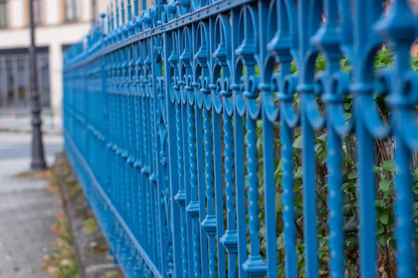 Cerca de metal azul en la ciudad, Alemania . —  Fotos de Stock