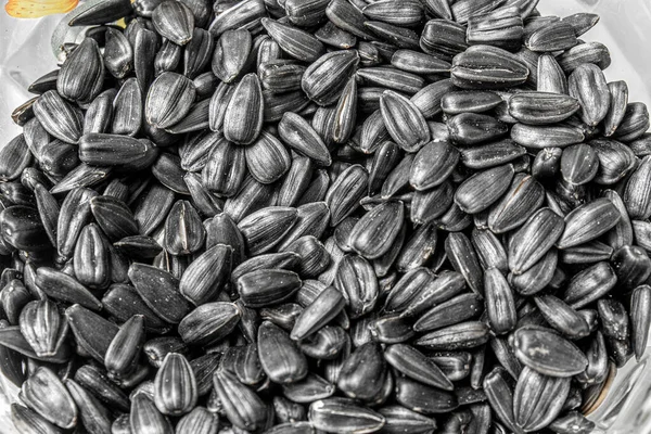 Schwarze gebratene Kerne im Teller in Großaufnahme. — Stockfoto