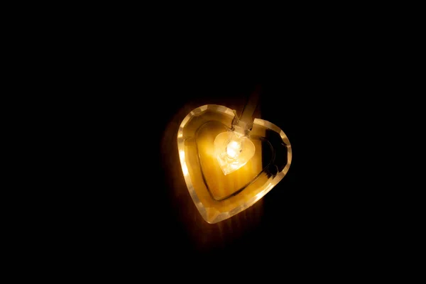Лампа у формі серця в темній кімнаті — стокове фото