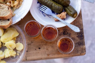 Kışın doğada alkol ve atıştırmalıklar. Sibirya 'da kış.