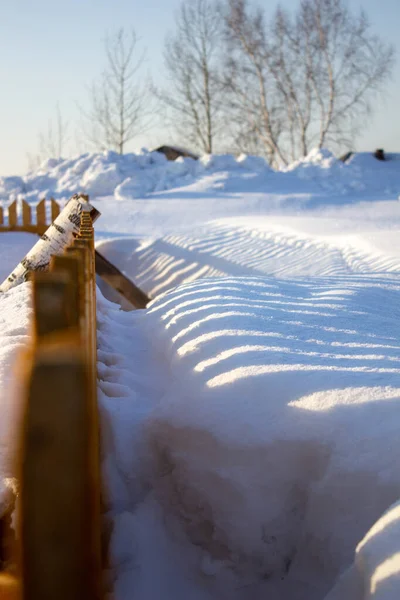 Valla de madera en la nieve. Fondo de nieve —  Fotos de Stock