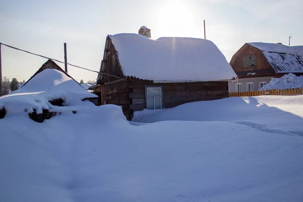 冬の木造住宅。冬の風景。シベリアの冬 — ストック写真