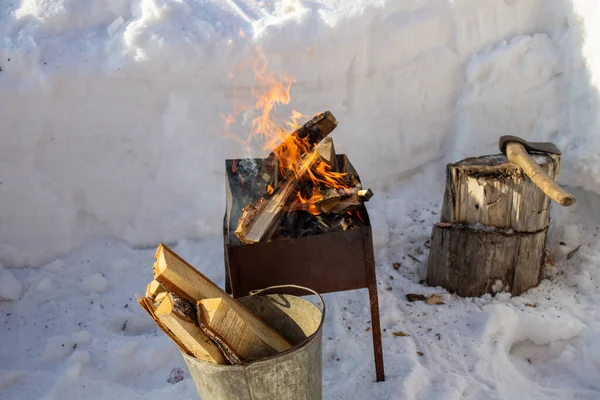 Barbecue con legna in inverno per strada. Fritto kebab — Foto Stock