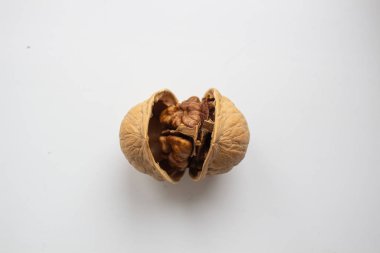 kırık ceviz beyaz arka plan üzerinde izole