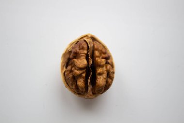 kırık ceviz beyaz arka plan üzerinde izole