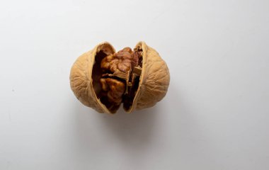 kırık ceviz beyaz arka plan üzerinde izole