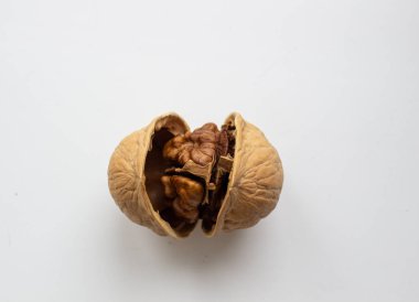 kırık ceviz beyaz arka plan üzerinde izole