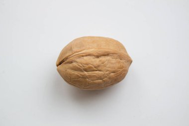 kırık ceviz beyaz arka plan üzerinde izole