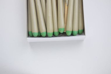 Beyaz arka planda izole edilmiş bir kağıt kutuda su geçirmez eşleşme..