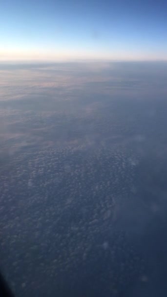 从蓝窗背景看喷气式飞机机翼的天空和云彩 — 图库视频影像