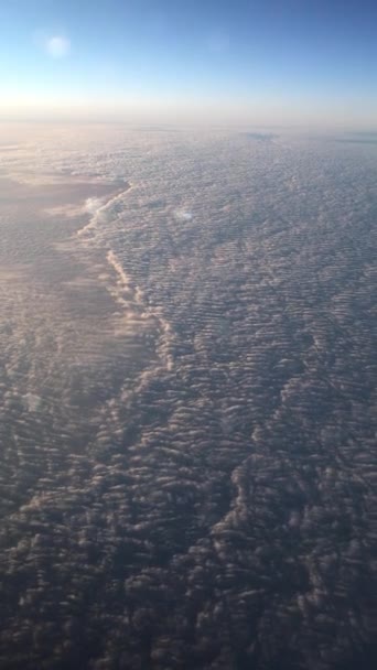 Uçak Jet Wing Gökyüzü Mavi Pencere Arkaplanından Bulutlar — Stok video