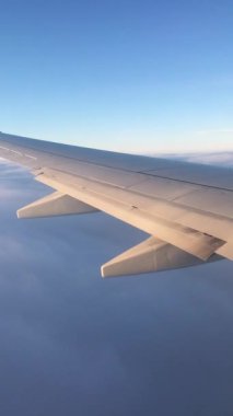 Uçak Jet Wing Gökyüzü ve Mavi Pencere Arkaplanından Bulutlar