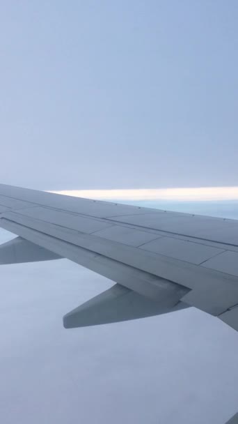 Zicht Vliegtuig Jet Wing Sky Wolken Vanuit Window Blue Achtergrond — Stockvideo