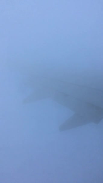 Blick Auf Flugzeug Jet Wing Himmel Und Wolken Aus Fenster — Stockvideo