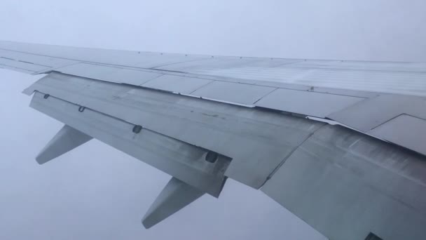 窓からの飛行機ジェット翼の空と雲の眺め青の背景 — ストック動画