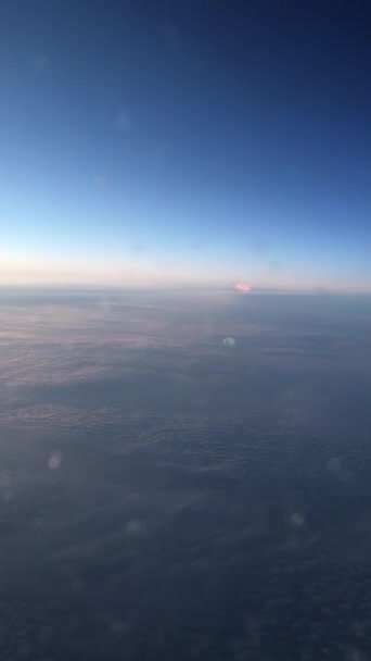 窓からの飛行機ジェット翼の空と雲の眺め青の背景 — ストック動画