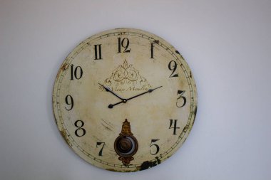 Midnight Midnight Parchment Web Sitesi Afişi - Taş renkli parşömen efektinin geniş arka planı, sol tarafında kısmi soluk bir saat yüzü ve sağ tarafında bolca kopya alanı.