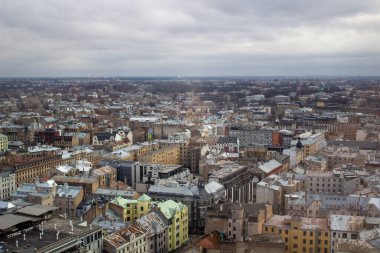 Riga, Letonya 'daki güzel binalar. Mart 2020 'de Riga' da yürüyüş.