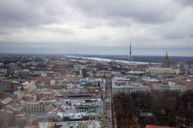 Riga, Letonya 'daki güzel binalar. Mart 2020 'de Riga' da yürüyüş.