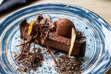 Lokantada güzel tasarlanmış çikolatalı tatlı.