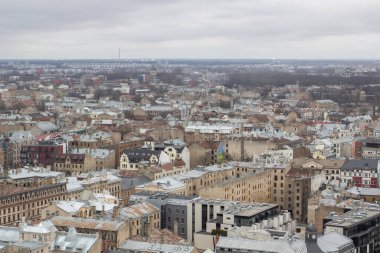 Riga, Letonya 'daki güzel binalar. Mart 2020 'de Riga' da yürüyüş.