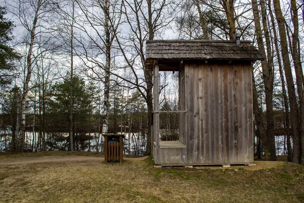 Drewniany Toaleta Przyrodzie Pobli Drzew Jeziora — Zdjęcie stockowe
