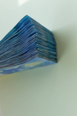 Hafif bir arkaplanda Avro banknotları ve sikkeler