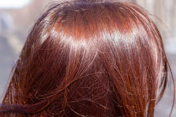 Pelo de mujer en la naturaleza. Primer plano de pelo largo liso brillante. Textura . —  Fotos de Stock