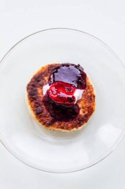 Ekşi kremalı ve reçelli bir cheesecake. Sağlıklı kahvaltı. Süzme peynirden pişirme.