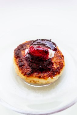 Ekşi kremalı ve reçelli bir cheesecake. Sağlıklı kahvaltı. Süzme peynirden pişirme.