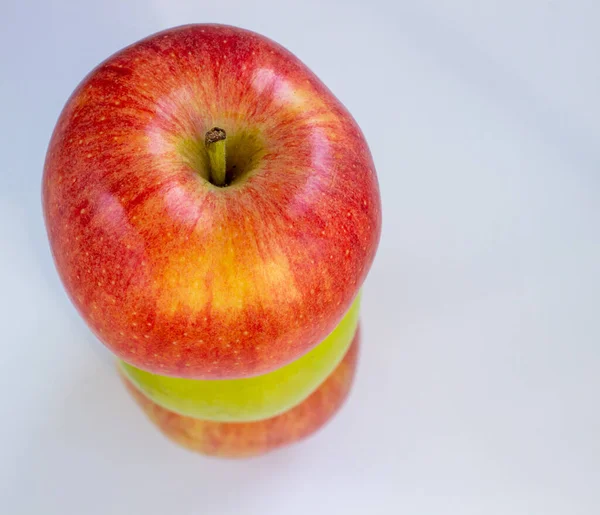 Tři Jablka Jedno Zelené Dvě Červenožluté Světlém Pozadí — Stock fotografie